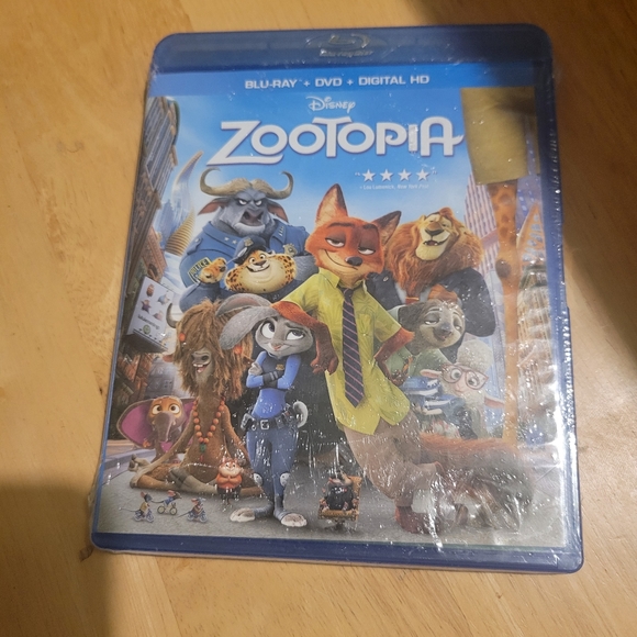 NWT and in plastic Zootopia blue ray - Picture 1 of 3